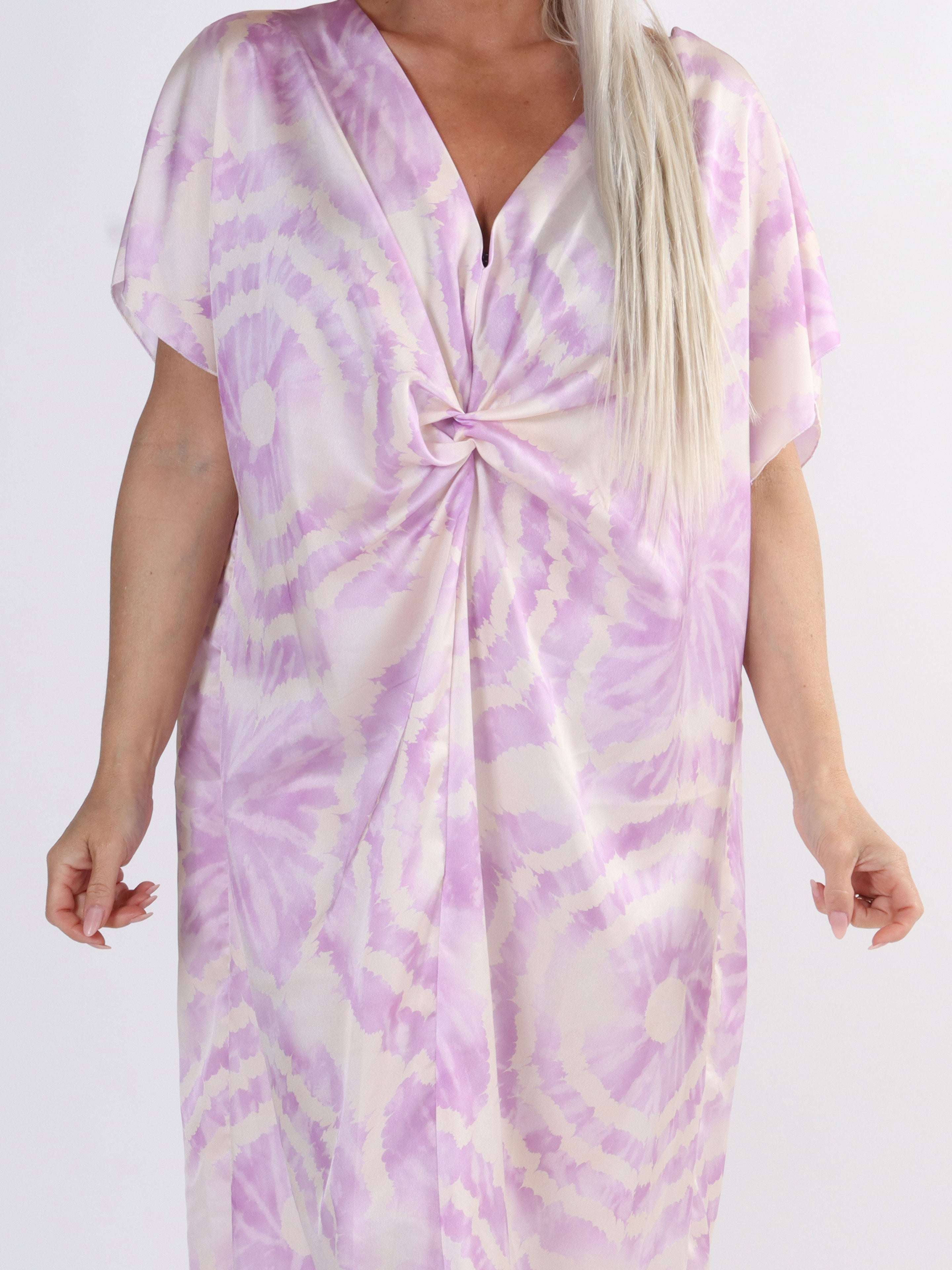 Juno Batik - Sød plus size kjole i batikmønster